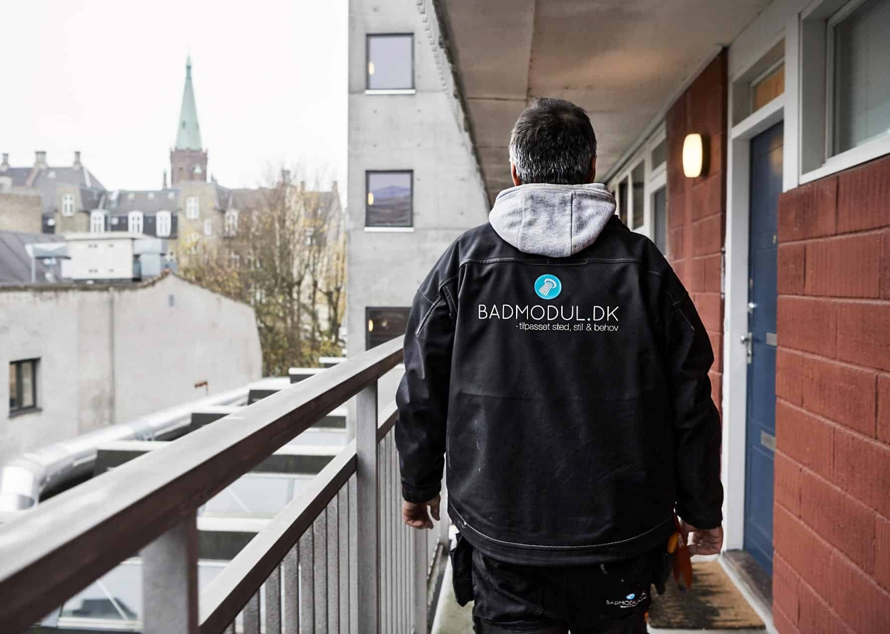 Fliser, træ eller microcement? Fordele og ulemper ved populære materialer